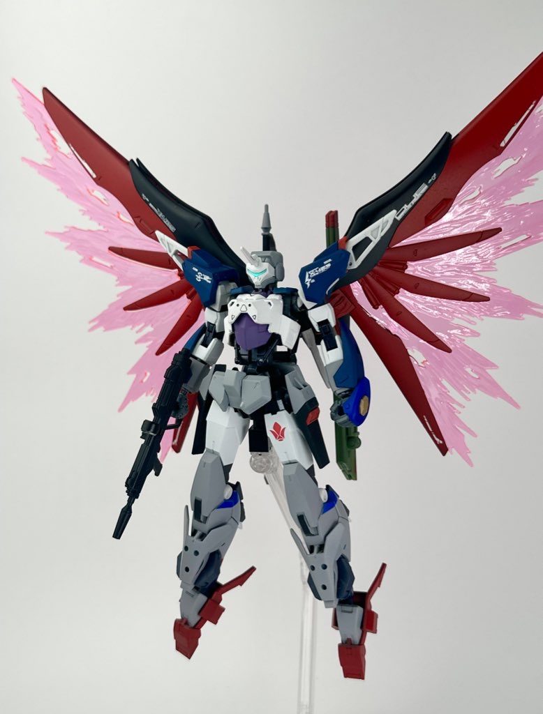 正面カラーリングはデスティニーガンダムspecⅡをイメージして塗装しました