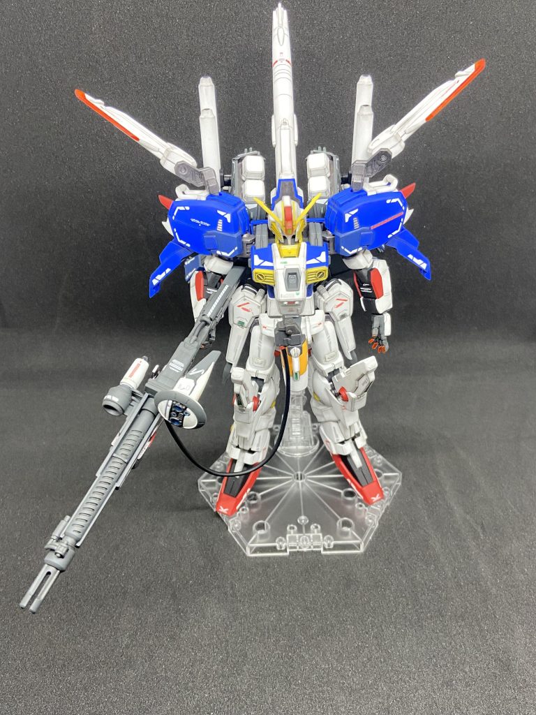 正面市販のデカールとMG FAZZのデカールを使用。上半身は青白、下半身は赤白のツートンがメインカラーになるように配置しました。