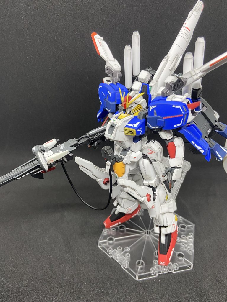 左側面この角度と向きが非常に好きです。各部に配置したデカールと増設部分が一番映えて見えます。