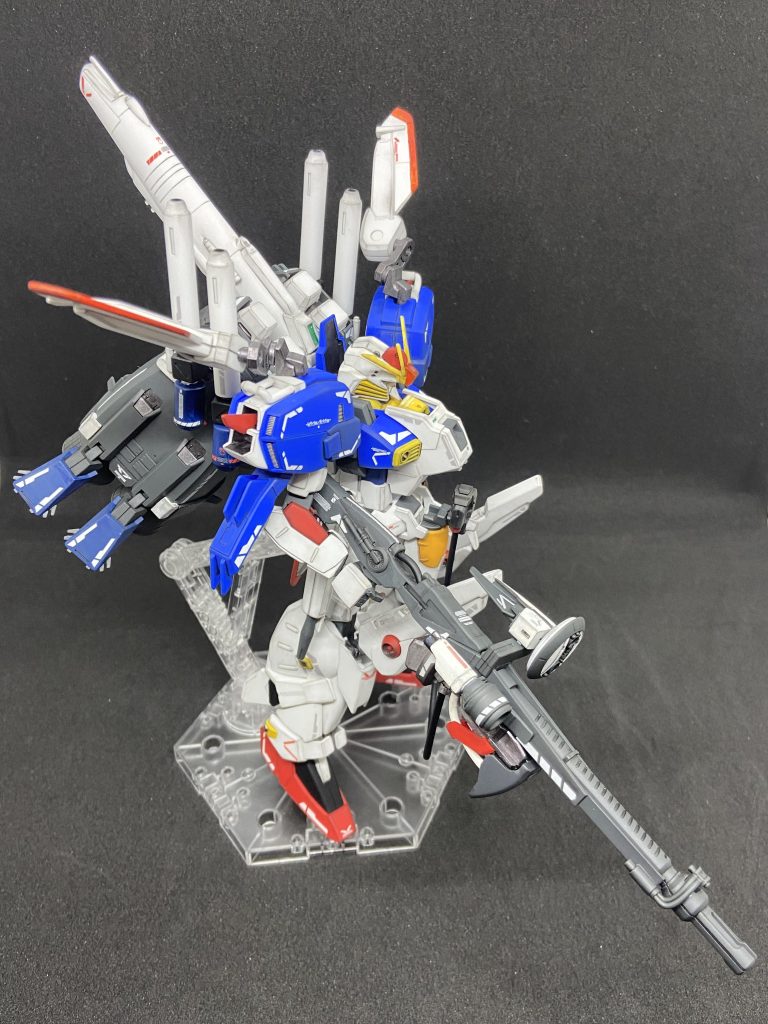 ビームスマートガンは本体からのエネルギーをサブジェネレーターで増幅する。この解釈の為に腰にムーバブルフレームとケーブル、ライフルにサブジェネレーターを自作しました。