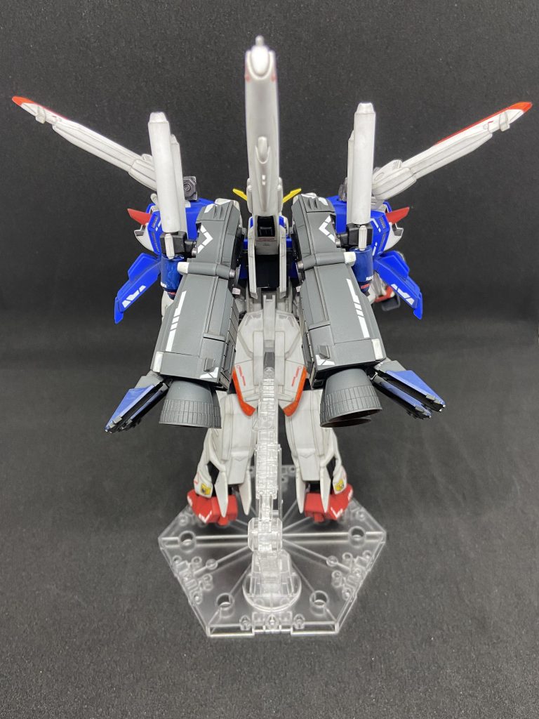 背面黒白をメインカラーに配置、差し色にネイビーを加えてます。基本は成形色を活かしながら部分塗装。仕上げはつや消しとパステル粉を使ったシャドウ風で行ってます。