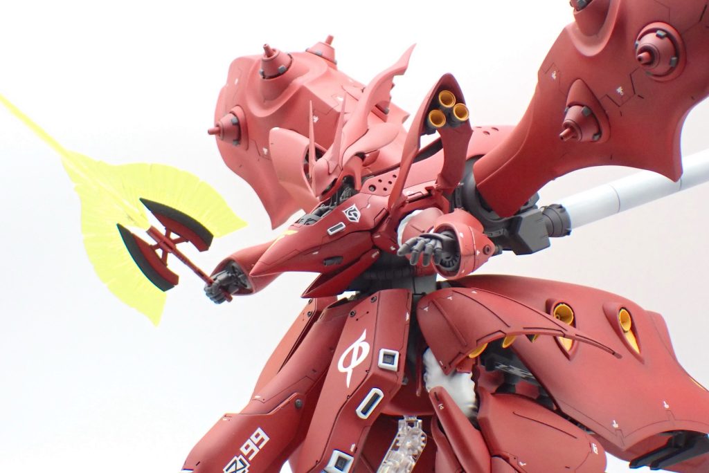 ビームサーベルを構えて。