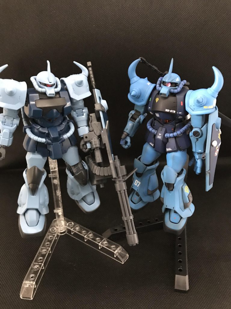 素組のグフカスタムと並べるとわかりますが肩の位置を結構下げました