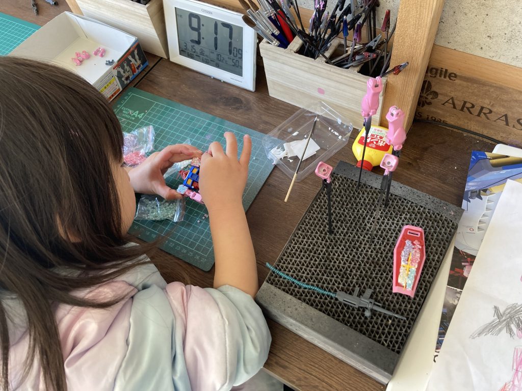 木工ボンドを使って自分の工作セットからビーズを貼り付けてます。