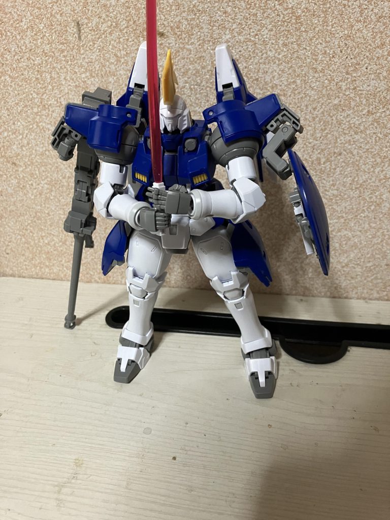 斜め上から。ビームサーベルを構えて。