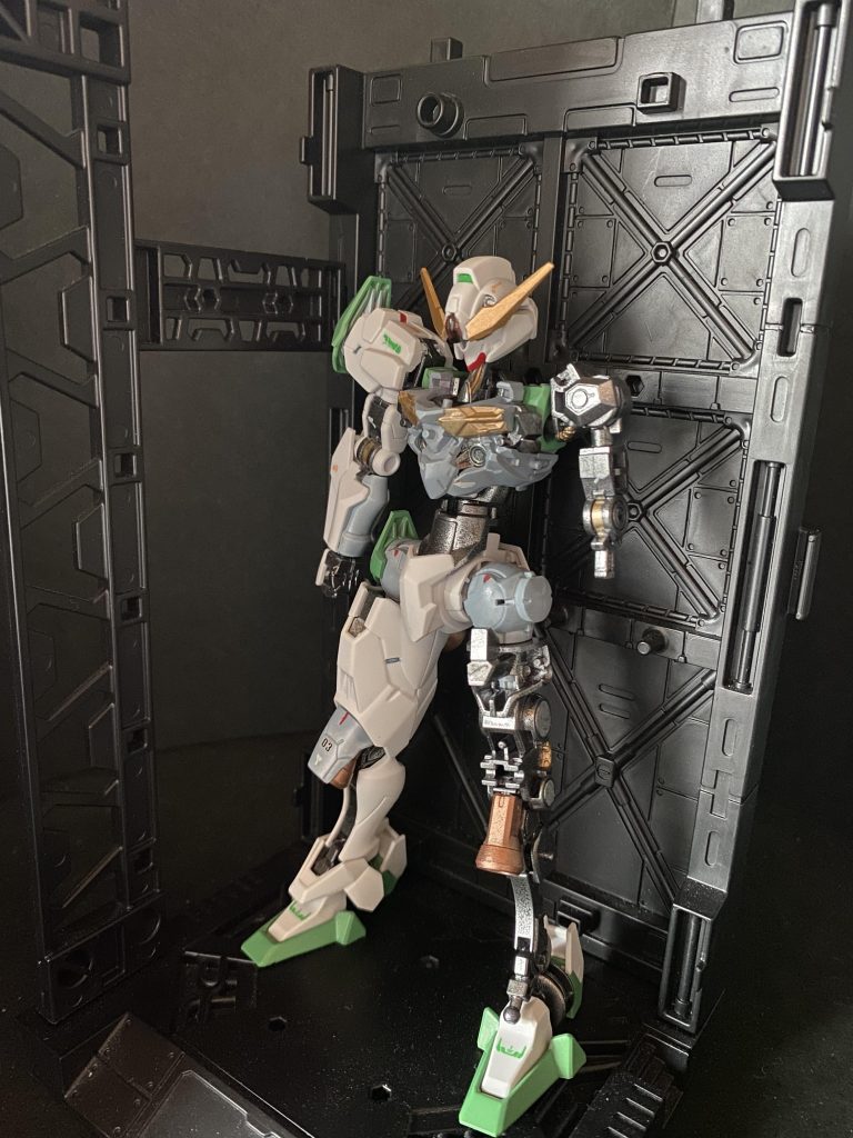 ママがフォールクヴァングを追われて水星に逃げ延びて来たときには、ルブリスと呼ばれるそのMSはもうボロボロで、まずはその修理から始めなければいけなかった。幸いにもママはテストパイロットであり、優秀なMS技術者でもあったので、最新の設備なんか無いこの場所でも、元よりもずっと良い機体を作りあげたんだ。