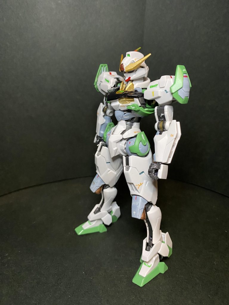 今回唯一改造と言えるポイントが頭部アンテナです。ウサギ耳みたいだったVヘキサ型のアンテナを切り離せば、顔は今度プレバンで発売される量産試作型モデルと同じ精悍な顔立ちをしていました。空いた穴は塗装し内部デティールの開口部としました。その切り離したアンテナをナイフで削り整形し、額に接着。顎のパーツは一体成形の白でしたが赤く塗り分けることで、エアリアルの面影に近づけました。