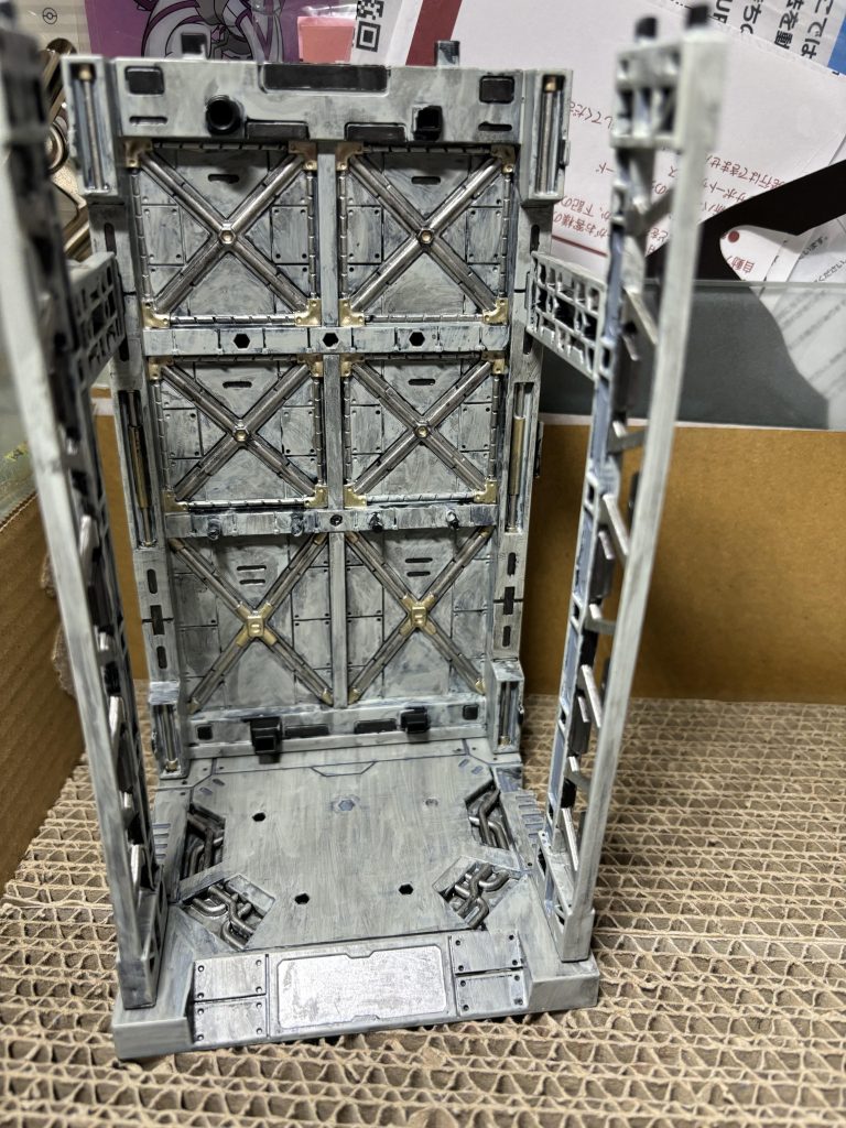 100均のディスプレイベースを筆塗りしました。途中めんどくさくなって適当に塗ったけど、それがいい感じの使用感が出た気がします笑