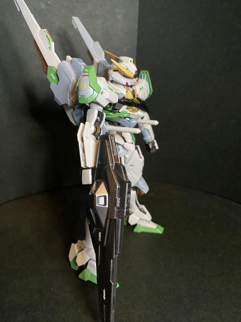 さらにトサカ部分に虹色塗装していたガンヴォルヴァのアンテナをGP01の様な感じで付けてみました。後付けですが、森の狩人の帽子の羽飾りみたいなイメージも出て良かったです。