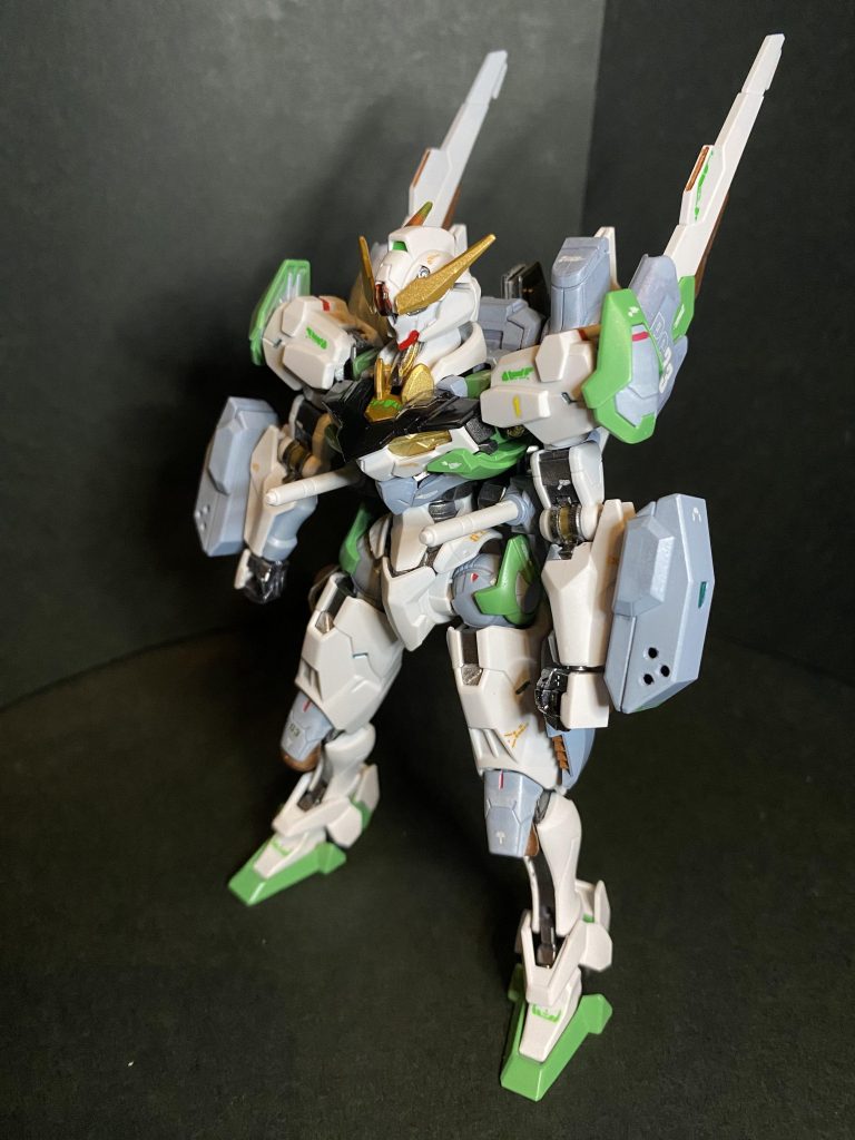 白パーツはいつもホワイトメタリック系で塗装することが常なんですが、ルブリスの白パーツはいつもと違い、よく見ると艶消しのような質感だったので成形色活かしで、自分にしては珍しく全体も艶消しで仕上げました。不思議に思われるかも知れませんが、普段艶消し吹き慣れてない人間が久しぶりにトップコート吹くと、何ともいえない不安感に襲われるんですよね😅w