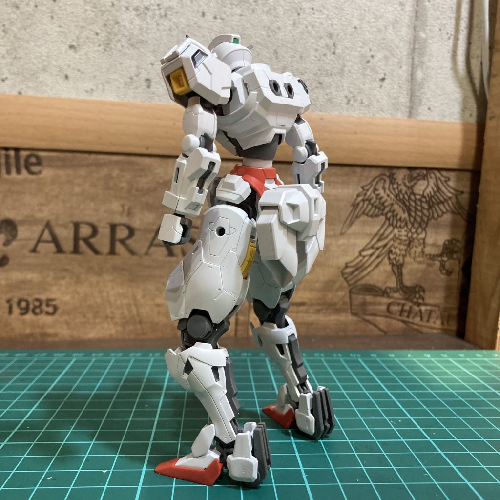 出来上がりのポージングをイメージし、胴体を延長する事で猫背に見えるようにしました。