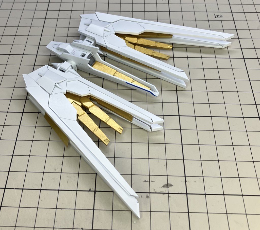 裏から。機首後方の金色の部分は別パーツにして塗装後接着しています。