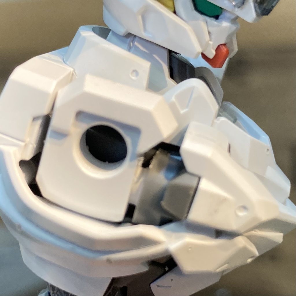 有名な改造ですが、肩パーツをカットし、可動域を増やしました。