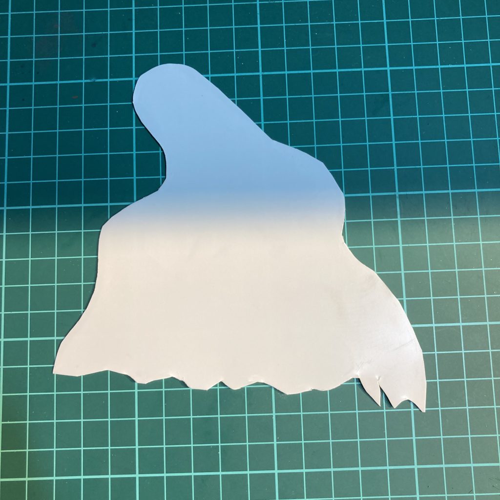 プラ板を切り出し、ヒートガンで整形しマントを作りました。