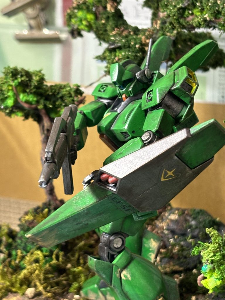 とりあえずジェガンを濃いグリーンにしたくて、デイトナグリーンを使って筆塗りしてみました