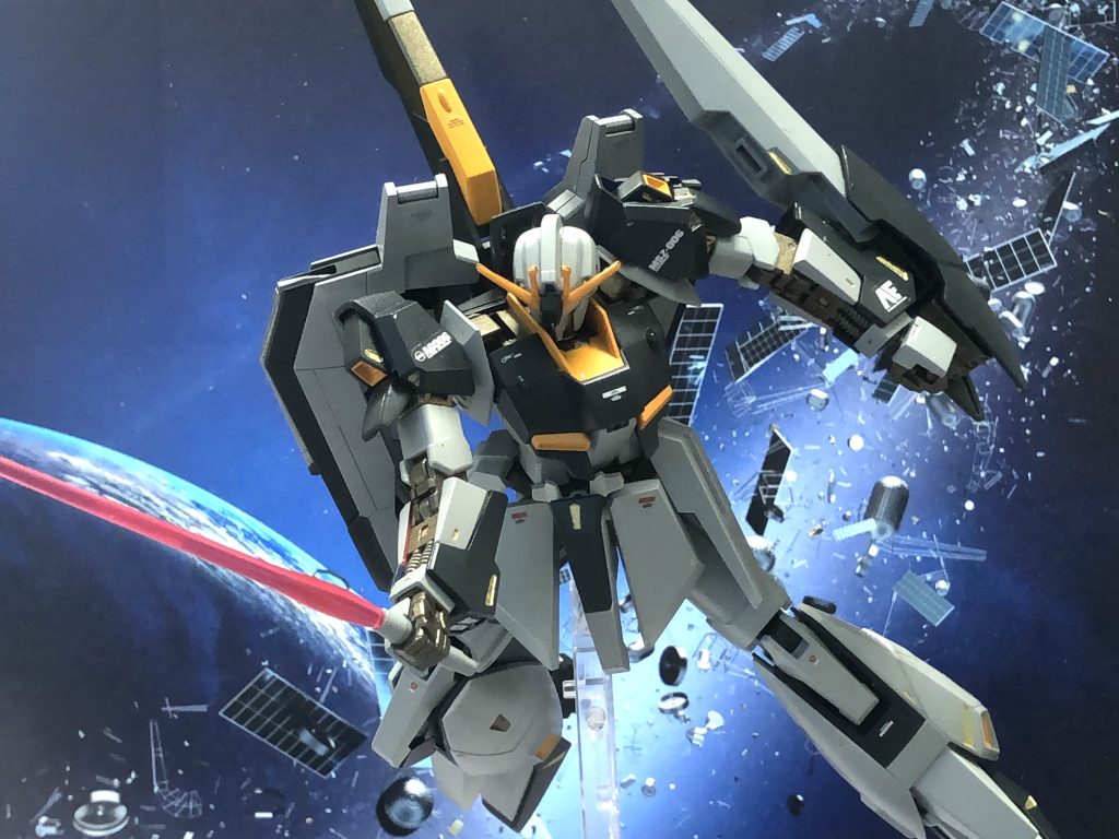 股ロールがゆるゆるなのを修正していたらパーツを割っちゃったりして、ポージングはおっかなびっくりというところです。何事もやりすぎはダメですね。それにしても流石の主役機、遊び甲斐がある。