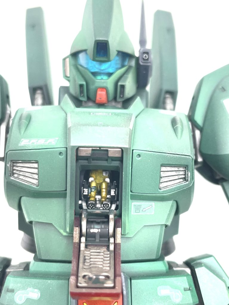 パイロットの顔が！見えません。