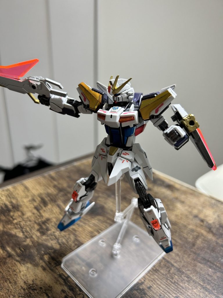 いろんなデカール貼ってます。このビルドストライク、顔がズングリしている印象。MGのフルパッケージはこんな顔じゃなかったのに。