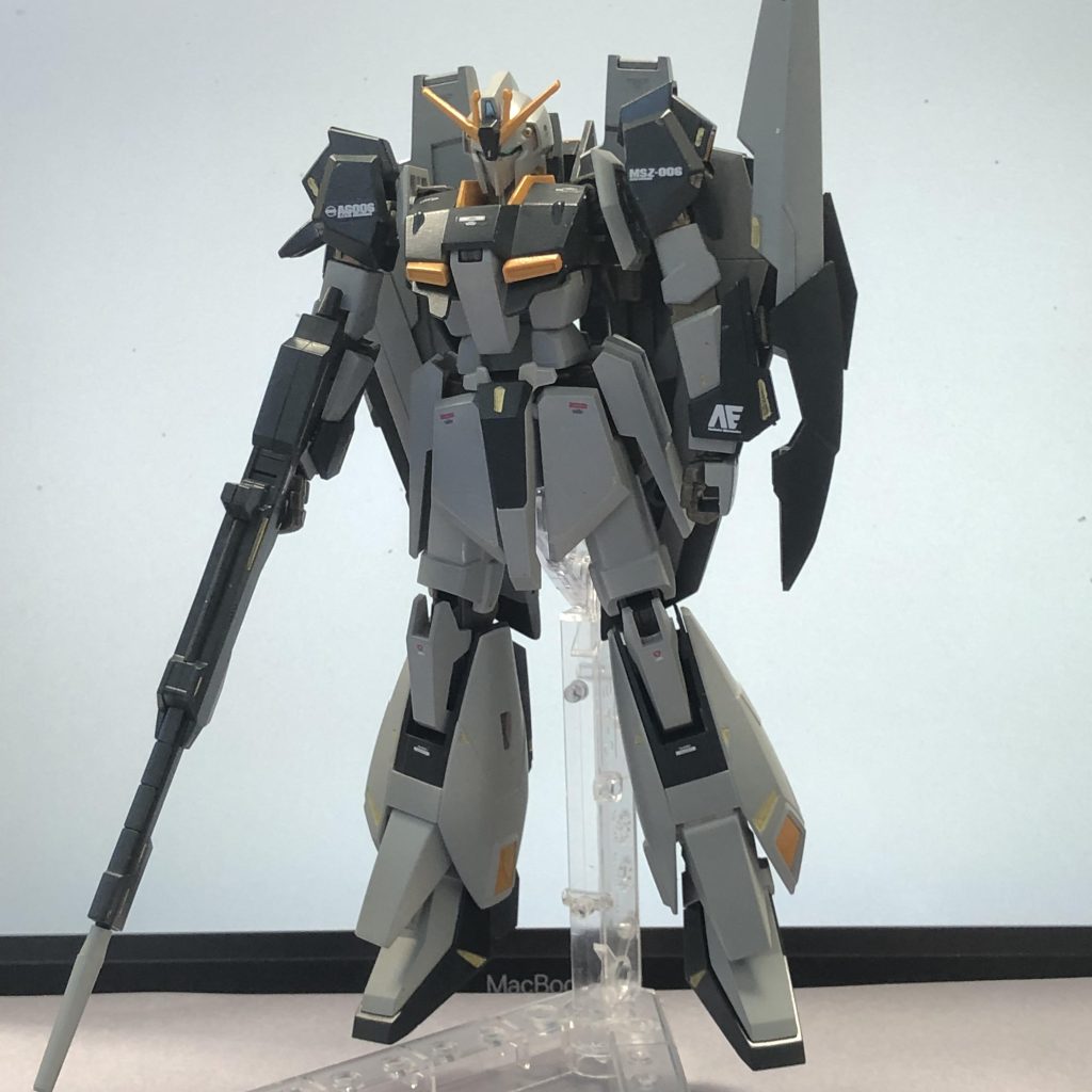 配色はいつものやつです。ようやくというかそろそろアクリジョンアンティークゴールドがなくなりそう。眼はせっかくのクリアパーツだし、UV当てたらちょっと光るので蛍光塗料は無しにしました。裏側を銀色、表側はエナメル黒で塗装して、眼の部分だけ拭き取っています。RGの説明書を参考にしつつ、ライン系のデカールは持ってないので貼らないことにしたら予想以上にデカールが少ない感じになりました。代わりに企業ロゴ入れておきます。