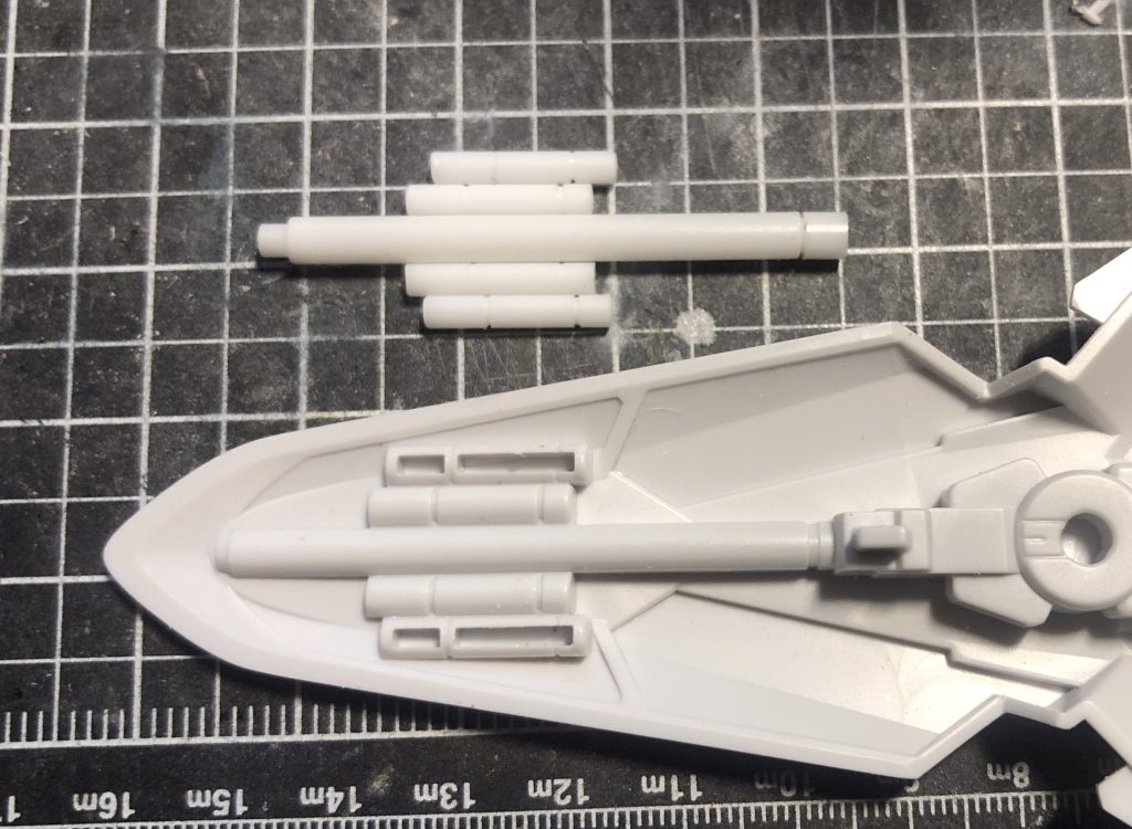 元々ある造形はリューターで削り落としました