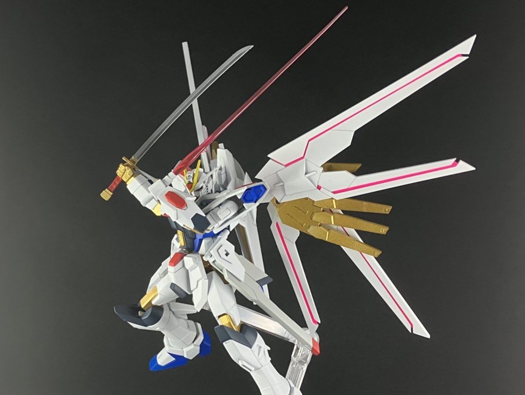 例のポーズ2。フツノミタマはガーベラストレートを改造し製作。