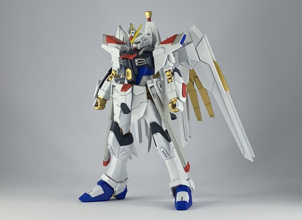 素立ち。プラウドディフェンダーはプラ板製のため軽く、搭載したまま素立ちも可能。