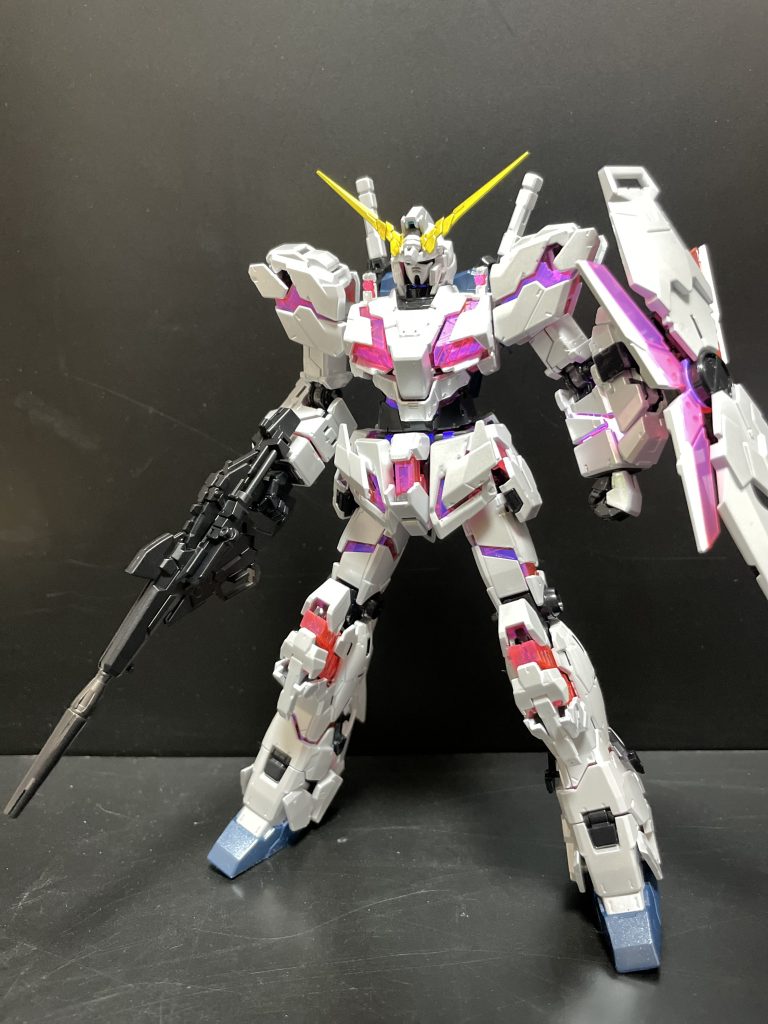 ちなみにこの子もRGですが、パール塗装にして、パッケージの写真のようなポージングにしてみました。もちろんこいつも、UVライトで発光します