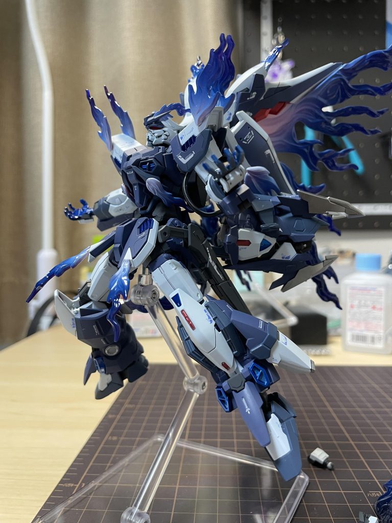 ご清聴ありがとうございました🤍💙🩵スタイルや武装､エフェクトのグラデーションなど､満足のいく作品に仕上がりました🥶🥶よろしければご感想をお聞かせください😊😊※今回のミキシングに使ったガンプラは『元々組んで放置していたガンプラ』です､この作品を作るために使うパーツだけ組み立てる事はしていません｡1度作って満足したガンプラでの改造なので，「もったいない」などのコメントはお控え下さい､､､🤍💙🩵