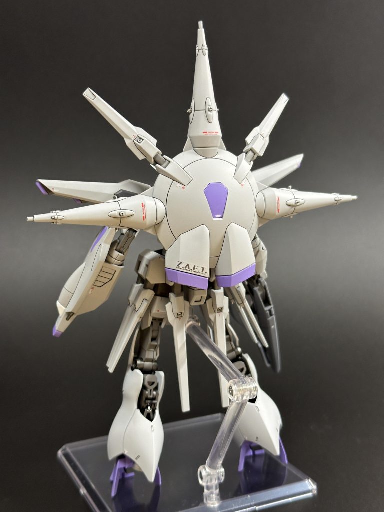 元々のマッシブなプロヴィデンスも好きなのですが、搭乗者であるクルーゼのスマートで狡猾なイメージとちょっと合わないな、とも感じていました。そこで今回はクルーゼに似合うような細身かつ異形な形状を目指しました。