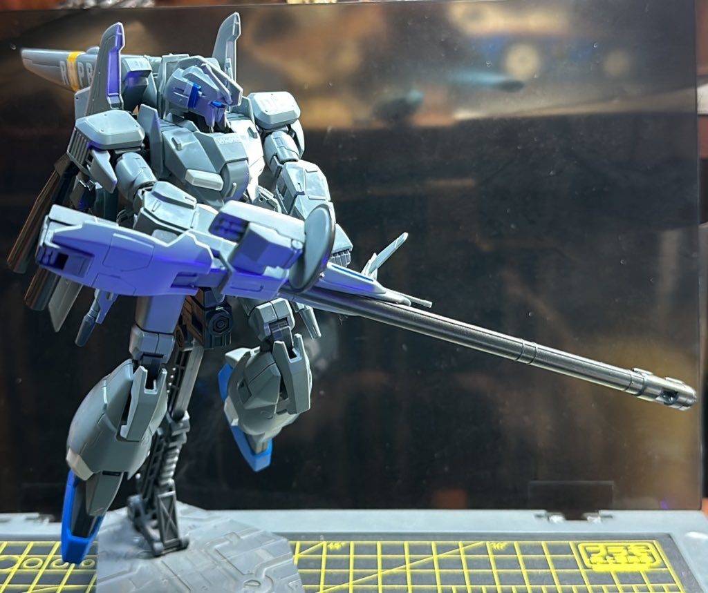 思ったより可動範囲が狭く、ポーズ付けは難しいです。