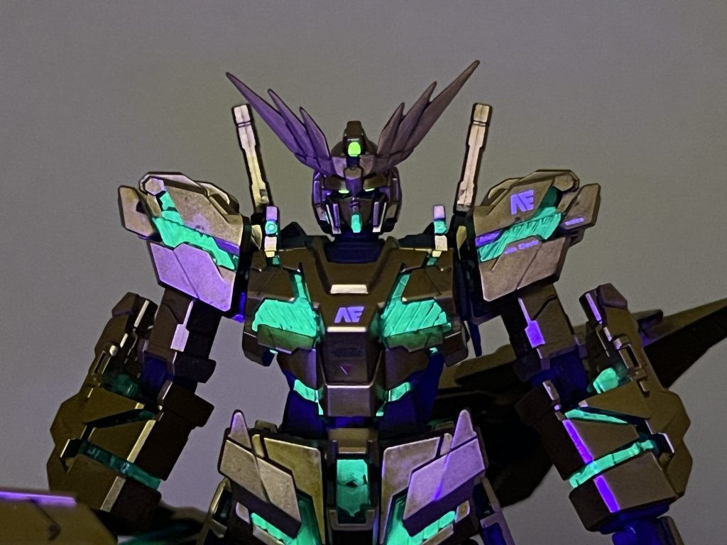 メインカメラとツインアイは蛍光イエローで塗ってます。