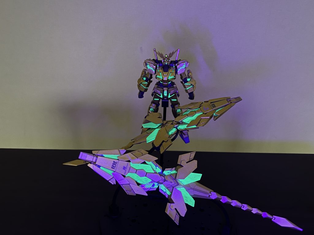 サイコフレームは蛍光グリーン。