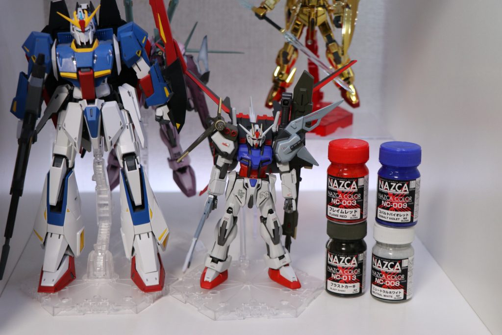 色比較用に無塗装カトキゼータです。単体で見ると分かりませんがだいぶ白は落ち着いたトーンになっていますね。