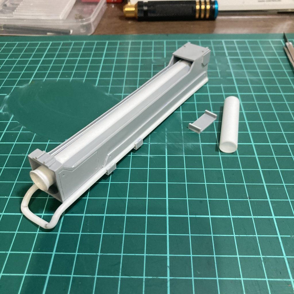 切って貼って、曲げてを繰り返します。