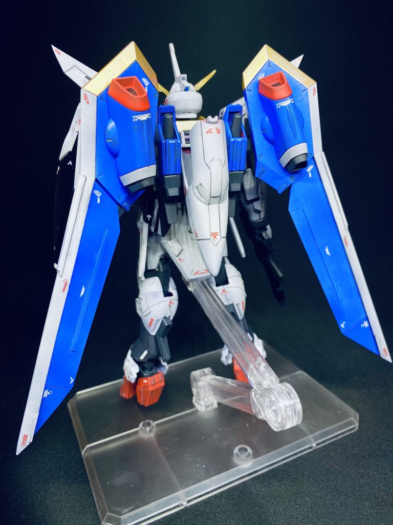 本体はエゥーゴカラー、バックパックはGディフェンサー風に塗装しています。フロントアーマーは1ミリ延長した以外はプロポーションは弄らずにディテールの追加を行っています。