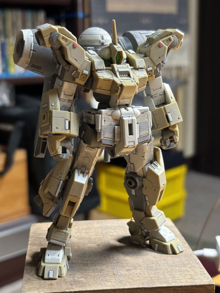 色が気に食わなくて一度塗装を落としたタイミングで一枚撮りました フロントアーマーの大改造 サイドアーマーの自作 足ブースターの厚さを増して足との一体感をだす あたりが大きくいじったところです