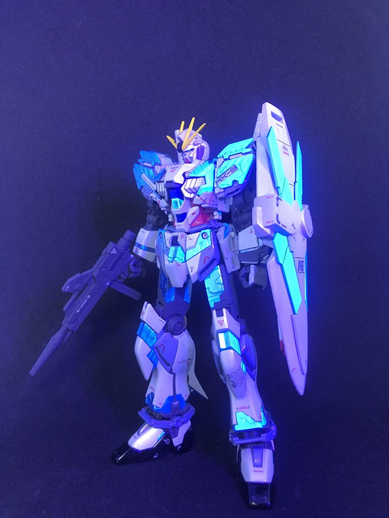 ブラックライト照射でサイコフレームが覚醒状態に発光します