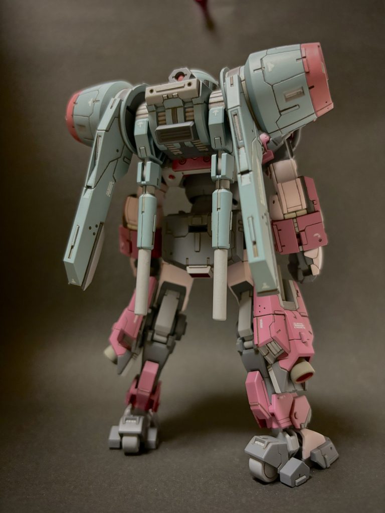 バックパックは装備したときの収まりの良さを考えて 寄せてあげる感じに位置&形状変更 色は制服イメージですね