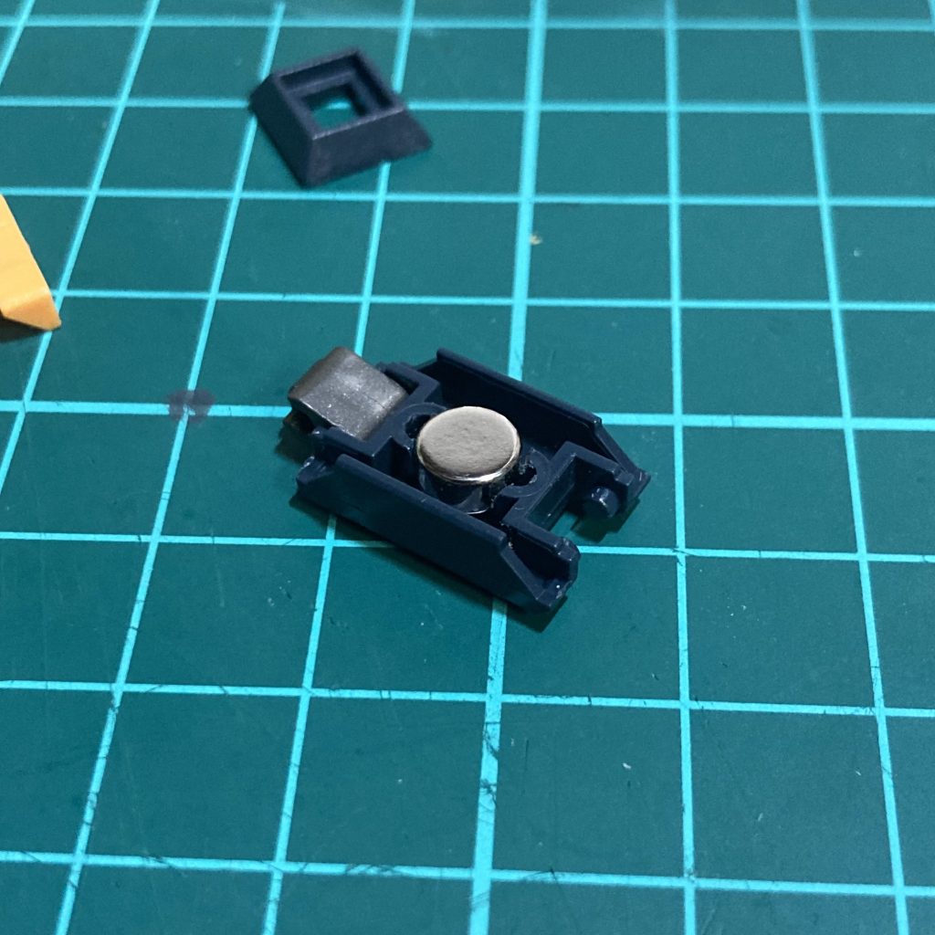 中をくり抜いて磁石をいれます。