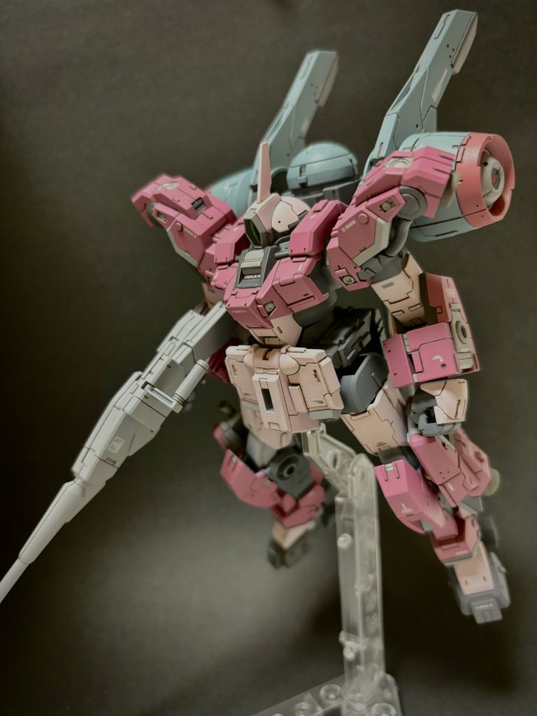 ▲フル装備で一枚 チュチュ先輩カラーということで新しく調色しました 可愛くなりすぎると機体のミリタリー感とギャップが出過ぎる気がしたので赤とピンクのメインカラーにはグレーを多めに混ぜて寒色に さらに黒とグレーの差し色を多めに入れてバランスを取りました