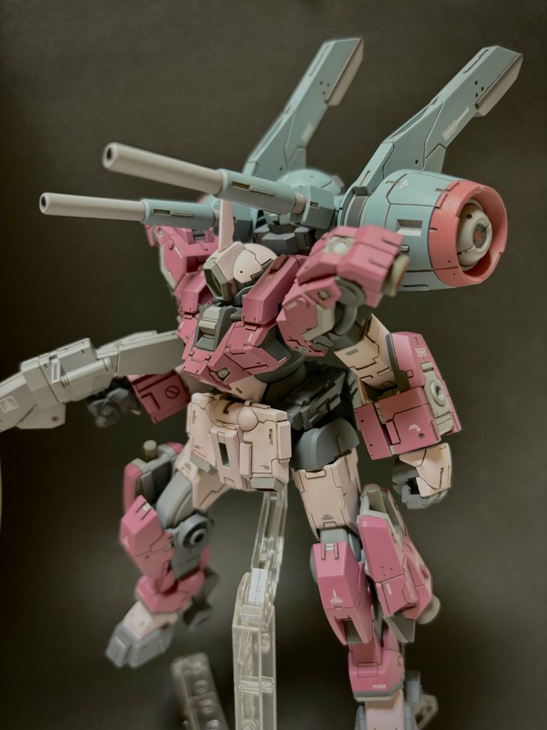 色物感があるけど普通にかっこいいんですよねコイツ 安いうちにもう一個買おうかな… 今回もディテールアップに一番時間がかかりました タガネ系が苦手でニードルでパネルラインを掘っているのでKPSがしんどかった〜