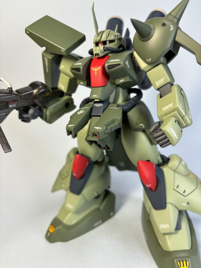 腰のビームキャノンは先端削って3mmプラパイプ付けてます。