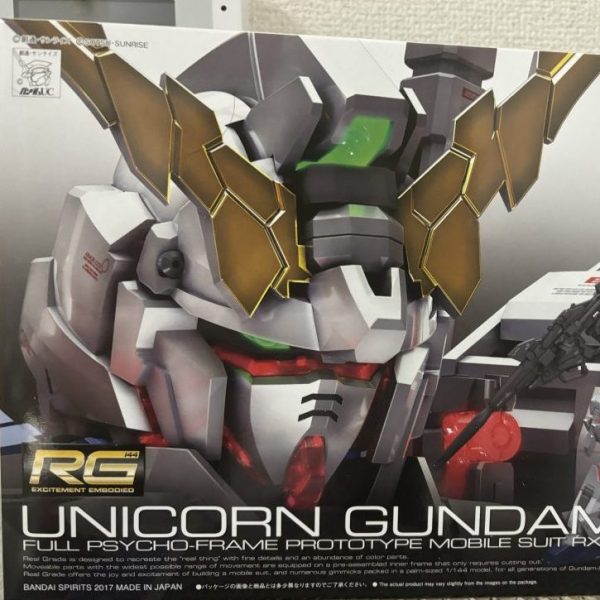 RGユニコーンガンダム製作開始一日目！いきなりですが一番目立つサイコフレームの塗装から始めました！ガンダムマーカートランザムレッドを裏側から吹いた上で、光沢トップコートでギラギラにしています。そのままの蛍光色だとあまりイメージにあいませんが、、、ここは墨入れでどうにかする予定（1枚目）