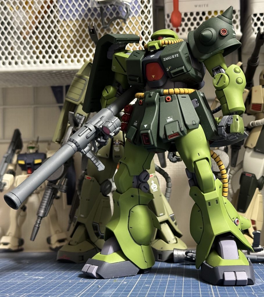 フロント左側。ザクバズーカ装備。