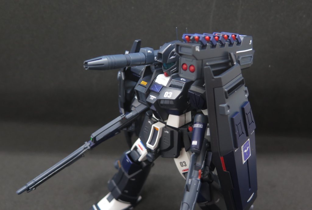 バックパック左側には複合ミサイルランチャーを装備しており、援護も爆撃も抜け目のない。