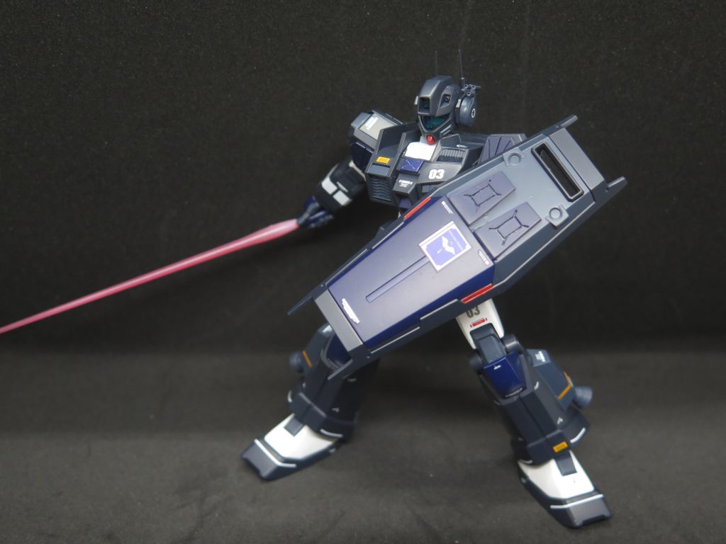 万が一の接近戦を対応するため、上半身とシールドにはウェラブル・アーマーを装備し、余剰になる武装を排除できるようになっています。