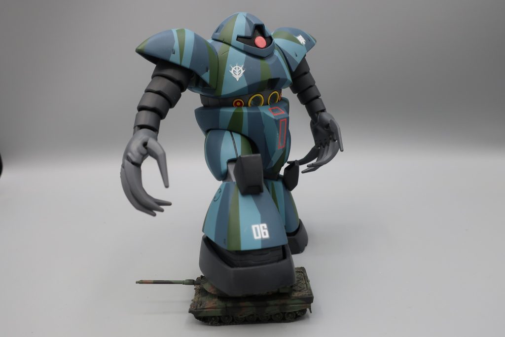 戦車を踏む　⇩K　　敵の地上兵器、建造物を破壊できます。　　　　　　　　レビル将軍の別荘も踏みつぶす事ができます。