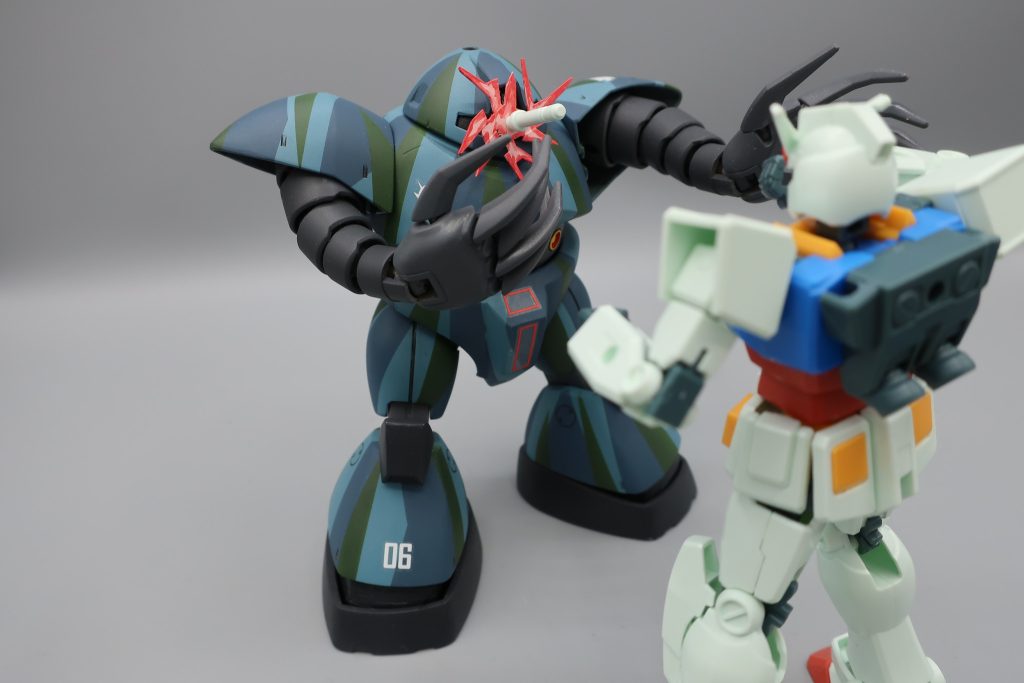 ビームサーベルを抜く　ボタンとレバーを連打するガチャガチャしすぎて筐体を揺らさないでください。