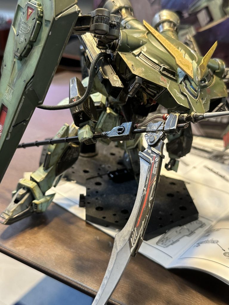 背中のビグロモドキを被った飛行形態?モビルアーマー形態?この状態だととてもガンダムとは言えないですね(笑)ってここで言うのも何ですが、3作目の投稿でようやくガンダム投稿したかと思ったらこれかよって