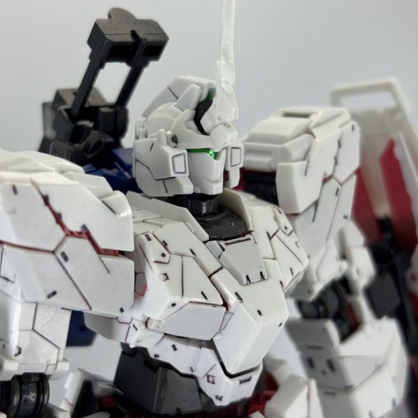 rg ユニコーンガンダム完成したんですがポージングが撮れるまでは制作日記つけていこうと思います。今回のツインアイはオーロラシールです！ユニコーンモードはオーロラ、デストロイ時は筆塗りしました！（1枚目）